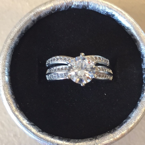 Fashion Jewelry Jewelry - Beautiful wedding rings white sapphireSize 8.5